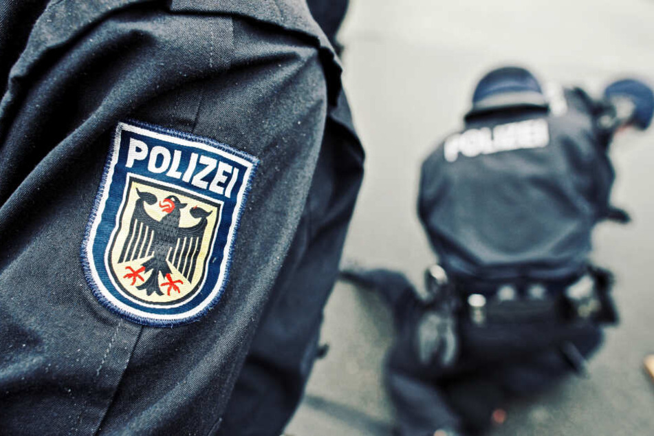 Die Beamten mussten den aggressiven Mann fesseln. (Symbolbild)