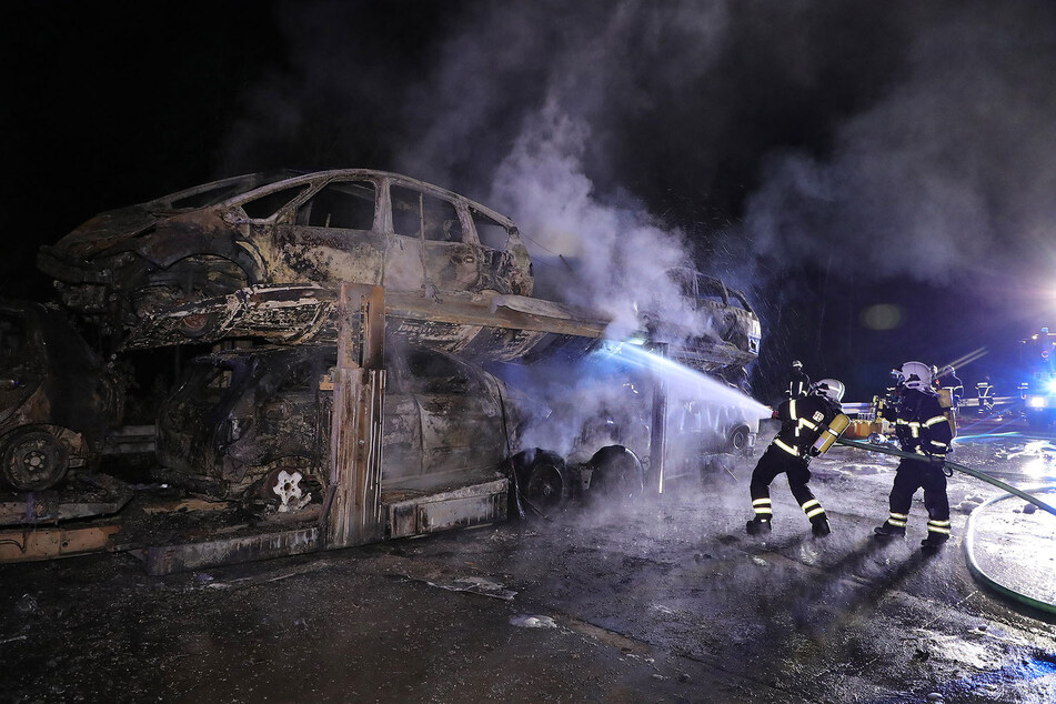Die Feuerwehrleute hatten allerhand zu tun. Die Ladung des Autotransporters ist fast vollständig ausgebrannt.