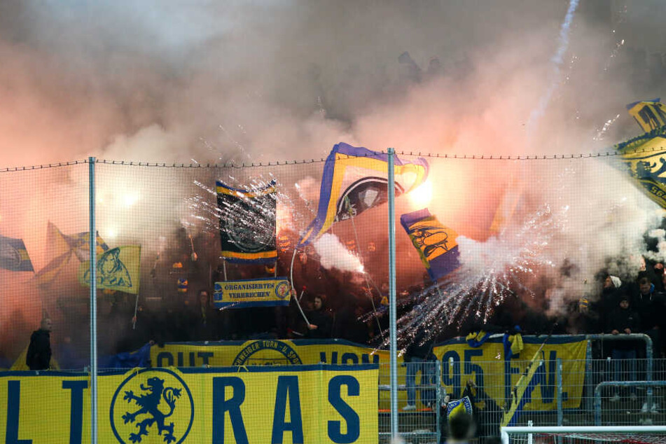 Pyrotechnik im Braunschweiger Fanblock zu Beginn der zweiten Halbzeit. Das Spiel musste daraufhin für sechs Minuten unterbrochen werden.