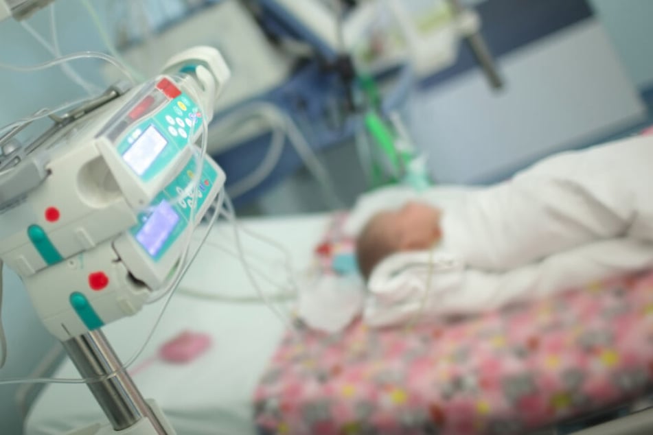 Süchtige Mutter gibt ihrem Baby harte Drogen, dann bekommt der Säugling schlimme Krämpfe