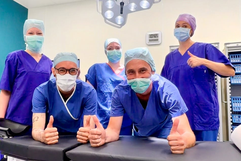 Das Team des ambulanten OP-Zentrums steht in einem der drei OP-Säle.