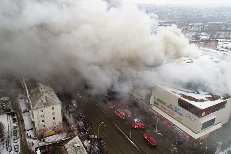 Flammen schlagen aus dem Dach, schwarzer Qualm ist weithin zu sehen.