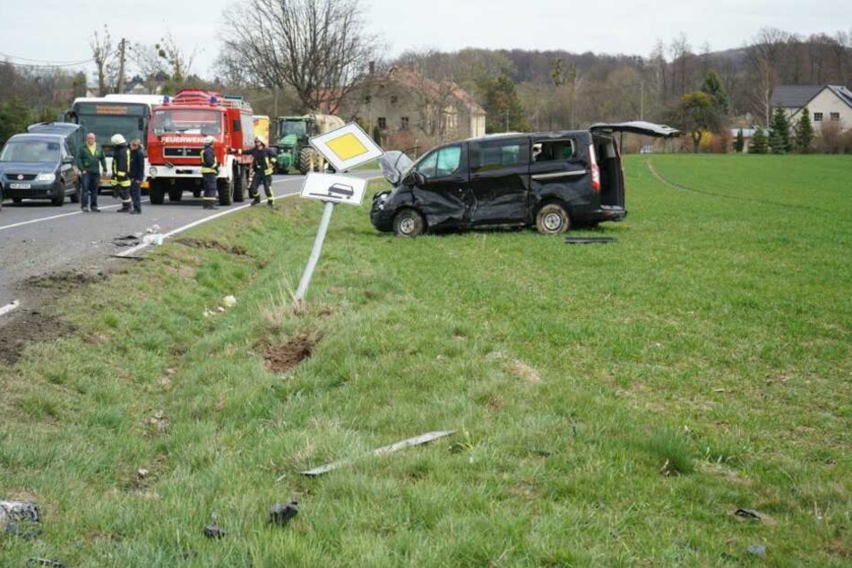 Der Ford-Transporter überschlug sich mehrfach und blieb auf einem Feld liegen.