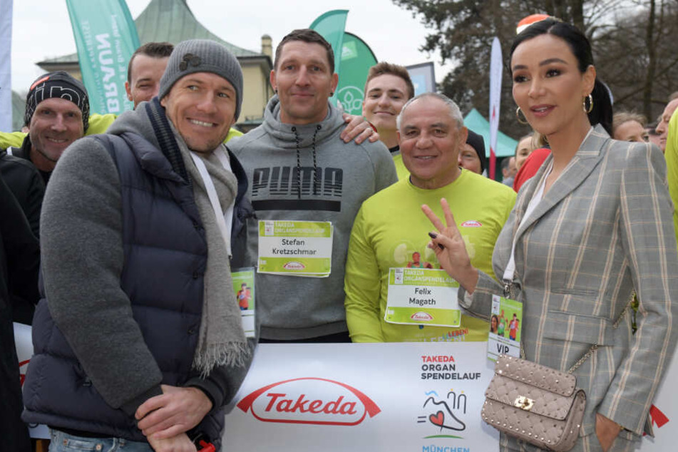 Arjen Robben (l-r), Fußballprofi, Stefan Kretzschmar, früherer Handballspieler, Felix Magath, Fußballtrainer, und Verona Pooth, Moderatorin, stehen beim Takeda Organspendelauf am Start.