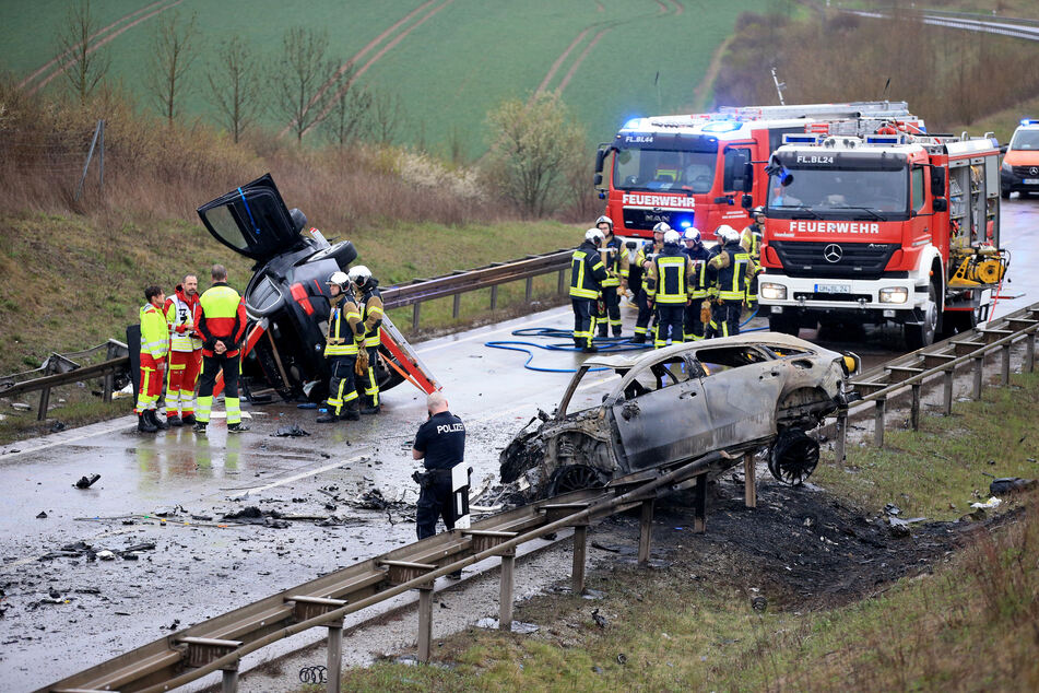 Ein Mercedes und ein Volkswagen waren bei dem Unfall komplett ausgebrannt.
