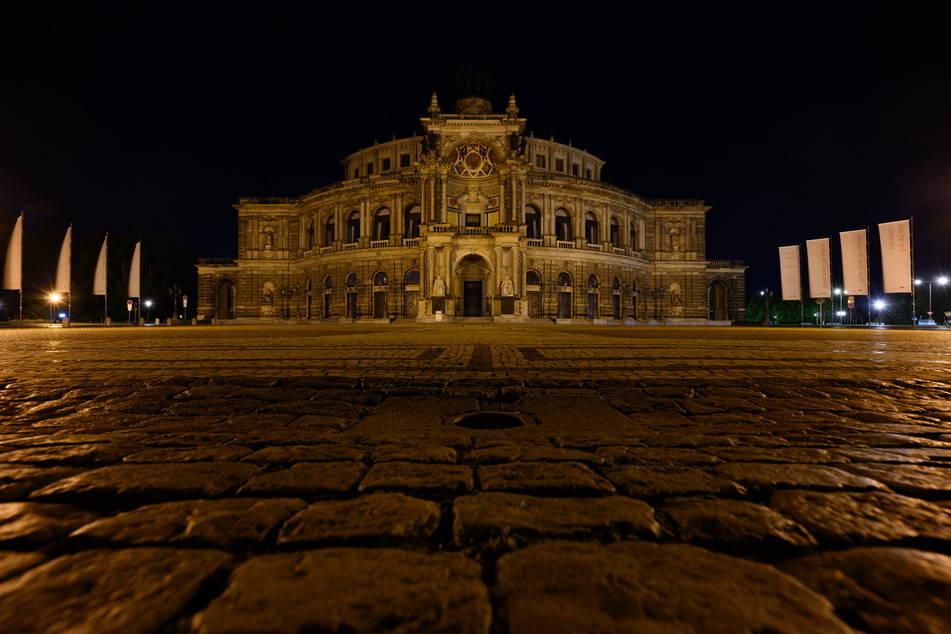 Auch die Semperoper, die in den Händen des Freistaats liegt, bleibt aktuell dunkel.