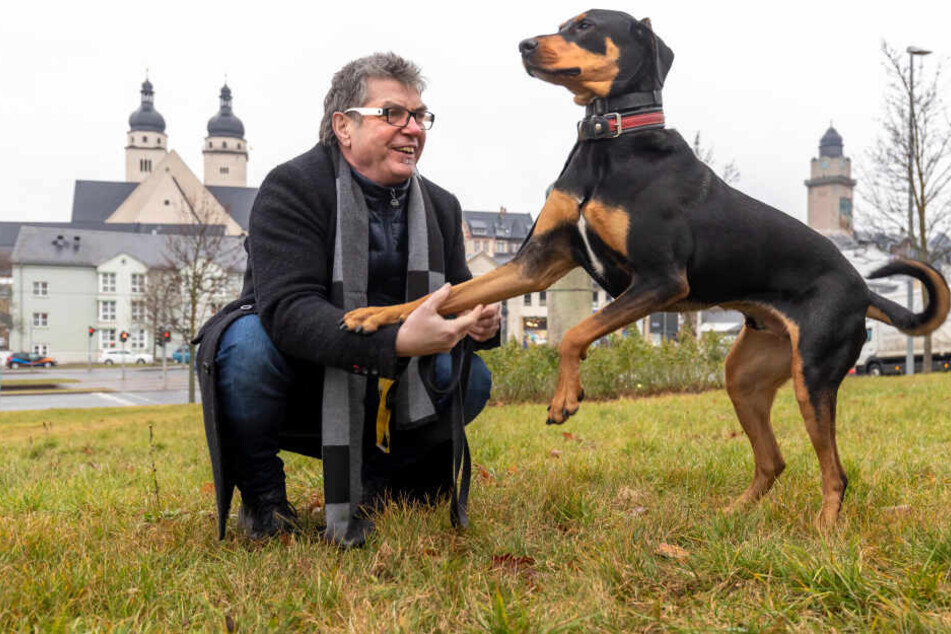 Gunter Teichmann (64) aus Plauen macht den Hundekot von Martin (3) immer sofort weg.
