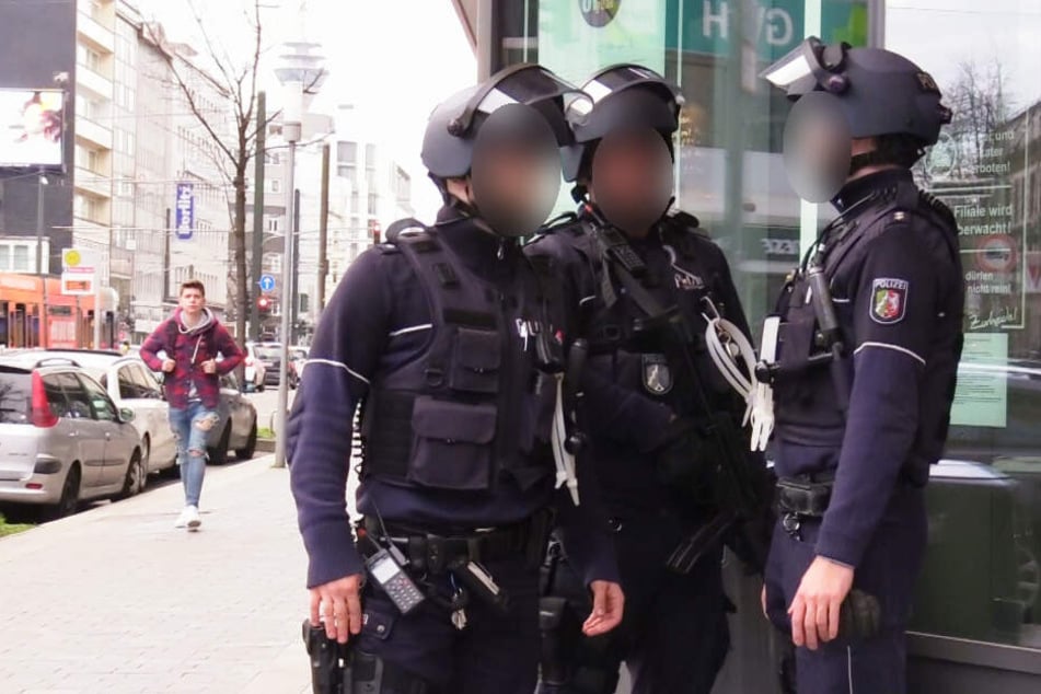 Schwer bewaffnete Polizisten durchsuchten den Supermarkt, in den der mutmaßliche Täter geflüchtet war.