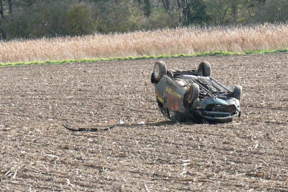 Das Auto überschlug sich mehrmals und kam schließlich auf dem Dach zum Erliegen.
