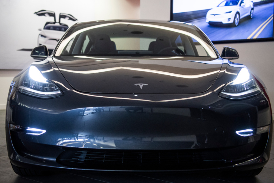 Ein Model 3 von Tesla: Der Fahrer eines Elektroautos wurde schlafend am Steuer erwischt.