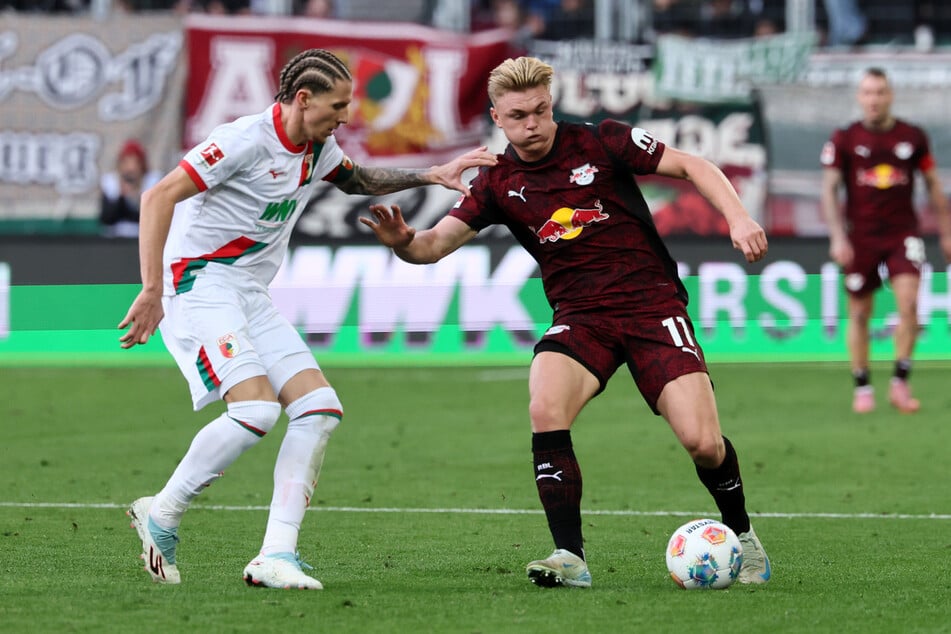 RB Leipzigs Conrad Harder (20,r.) bekam gegen den FC Augsburg wieder ein paar Einsatzminuten. Der Sommerneuzugang muss sich bislang aber hinten anstellen.