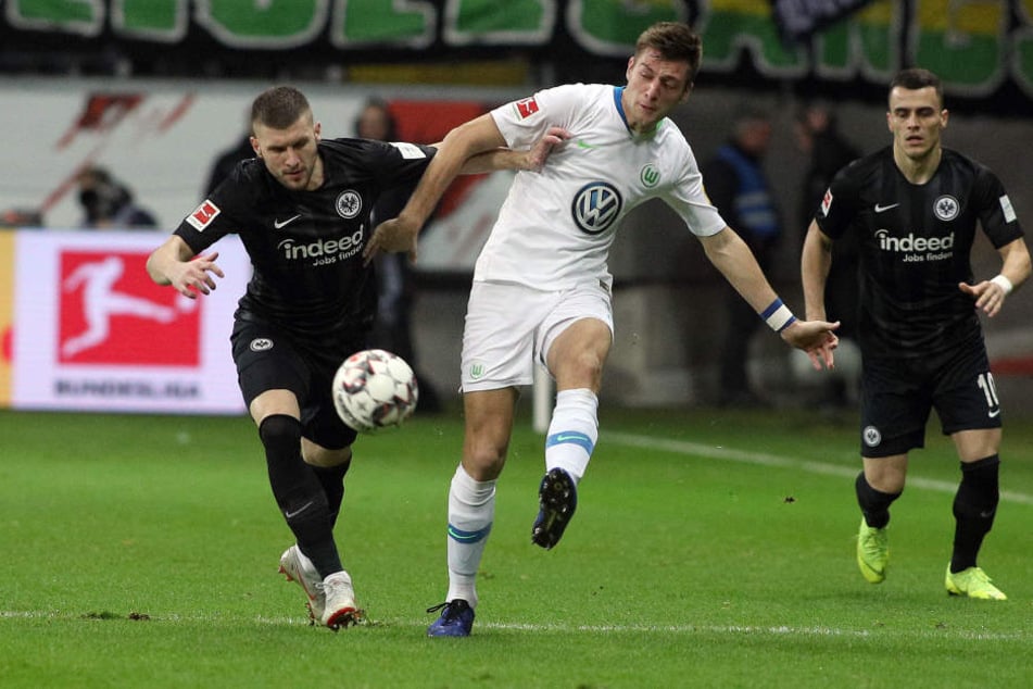 Folgenschwerer Ballverlust: Ante Rebic (Li.) verlor die Kugel gegen Wolfsburgs Robin Knoche. Die darauffolgende Aktion führte zum 0:1.