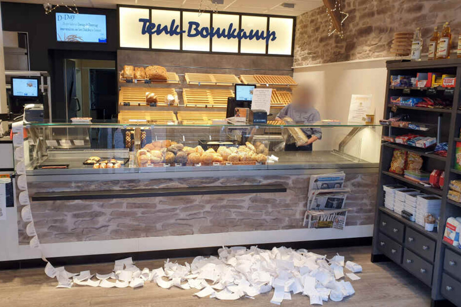 Die gesammelten Kassenzettel von zwei Tagen liegen in einer Bäckerei in Südlohn (NRW) auf dem Boden. Ab 2020 sind Geschäfte dazu verpflichtet, ihren Kunden Kassenbons auszudrucken.