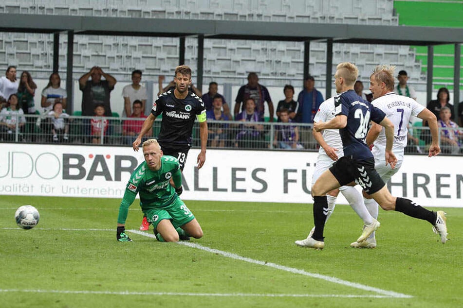 Jan Hochscheidt (r.) trifft zum 2:0.