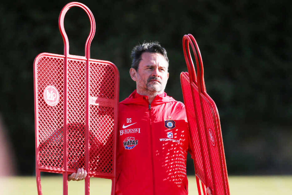 FCE-Coach Dirk Schuster, der hier zwei imaginäre Gegner auf den Platz trägt, war mit dem Trainingslager der Veilchen im spanischen Novo Sancti Petri vollauf zufrieden.