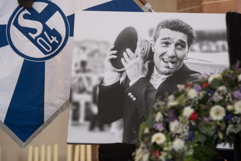Ein Bild von der Gedenkfeier Assauers in Gelsenkirchen.