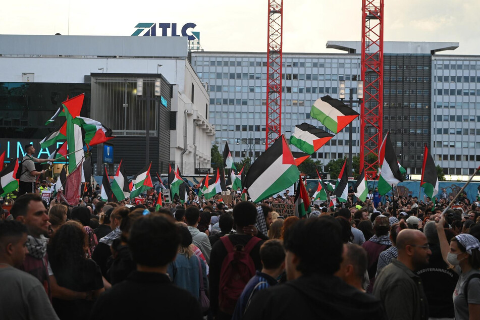 Außer zahlreichen Flaggen und Sprechchören gegen Israel verlief die Demonstration weitestgehend ruhig.