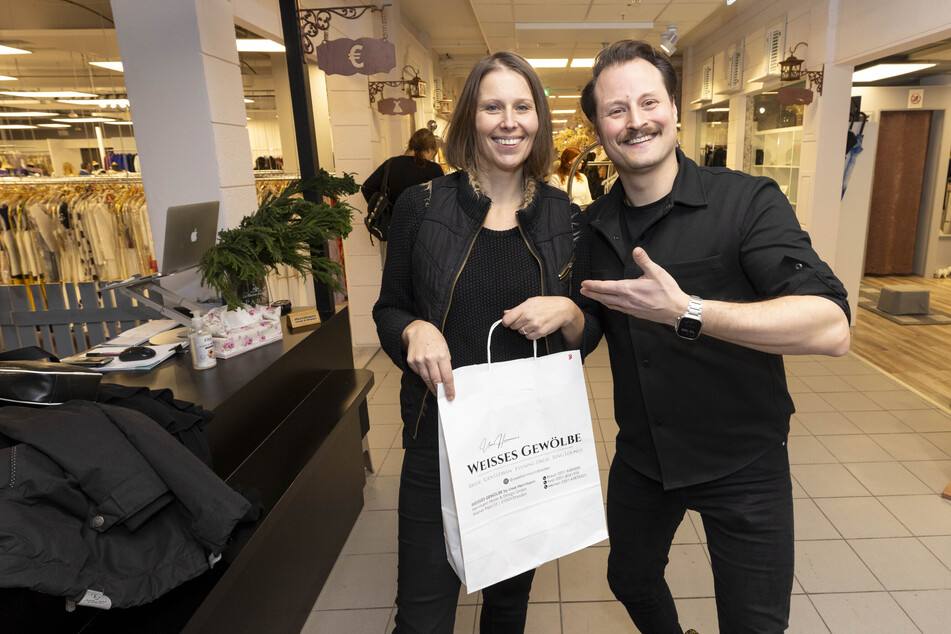 Unternehmer Philipp Herrmann (36) überreichte ein Goodie-Bag an Kundin Susan Böttcher (40).