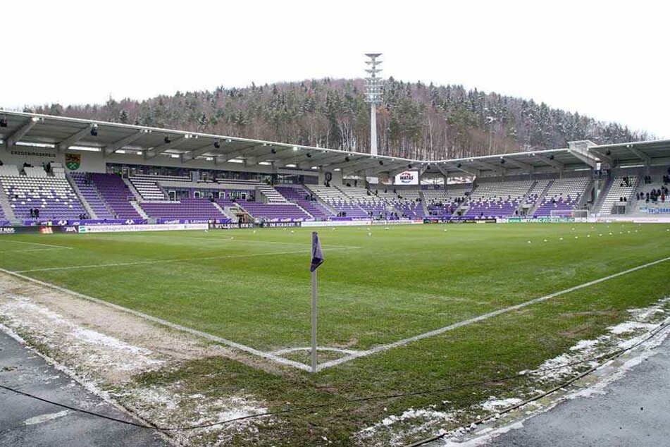 In der Vorwoche war es bitterkalt in Aue, jetzt hat sich das Wetter geändert. Temperaturen um die zehn Grad und Dauerregen hat alles aufweichen lassen. Auch den Rasen im Stadion. Es werden morgen schwierige Bedingungen auf knöcheltiefem Boden werden.