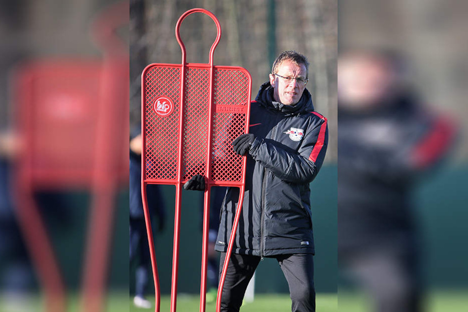 Leitet er bald wieder das Training in Leipzig? RB-Sportdirektor Ralf Rangnick (59) schließt eine Rückkehr auf die Trainerbank nicht aus, vor allem wenn Ralph Hasenhüttl den Vizemeister verlässt.