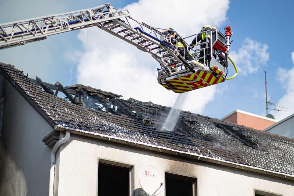 Die Feuerwehr beim Löschen des Hauses.