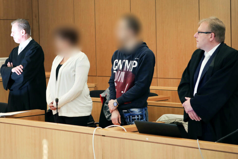 Mutter (2.v.l) und Vater (2.v.r) eines verstorbenen Jungen stehen zu Beginn des Prozesses im Gericht.