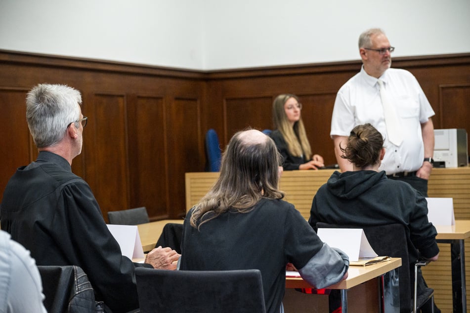 Die zwei Angeklagten sitzen vor Prozessbeginn im Sitzungssaal.