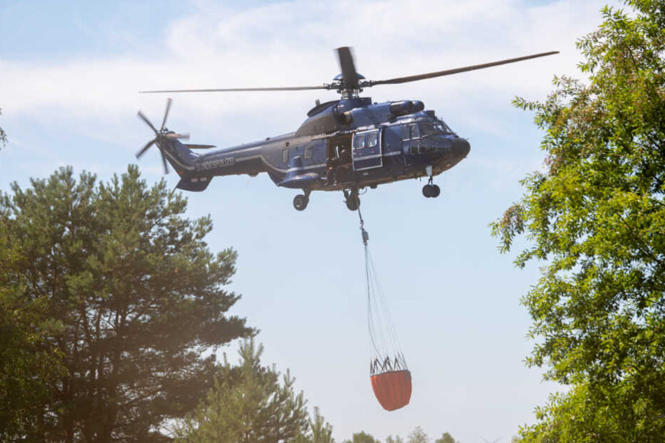 Ein Löschhubschrauber der Bundespolizei ist bei einem Waldbrand auf früherem Truppenübungsplatz bei Jüterbog im Einsatz.