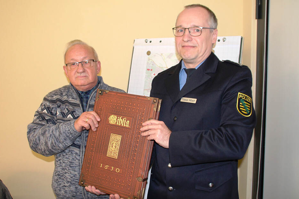 Gestern wurde die Bibel dem Seelsorger der Neuapostolischen Kirche, Hans-Joachim Grothe, von der Polizei zurückgegeben.