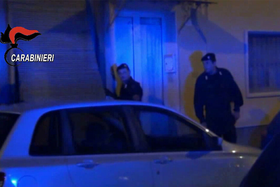 Der Screenshot aus einem Video der italienischen Gendarmerie zeigt Carabinieri bei einer Razzia 2018 gegen den ‘Ndrangheta-Clan.