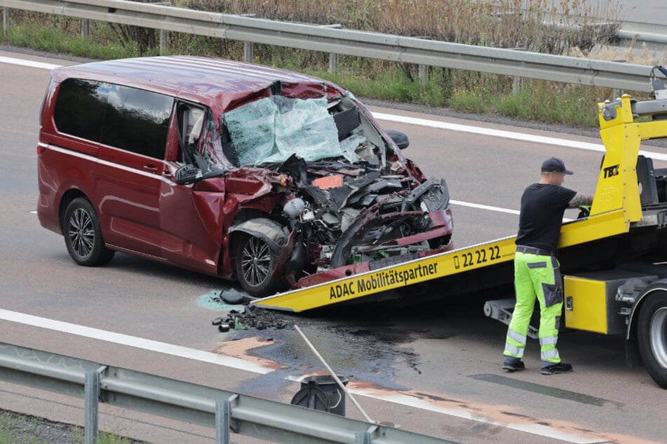 Ein VW-Bus krachte am Stauende auf einen Lkw.