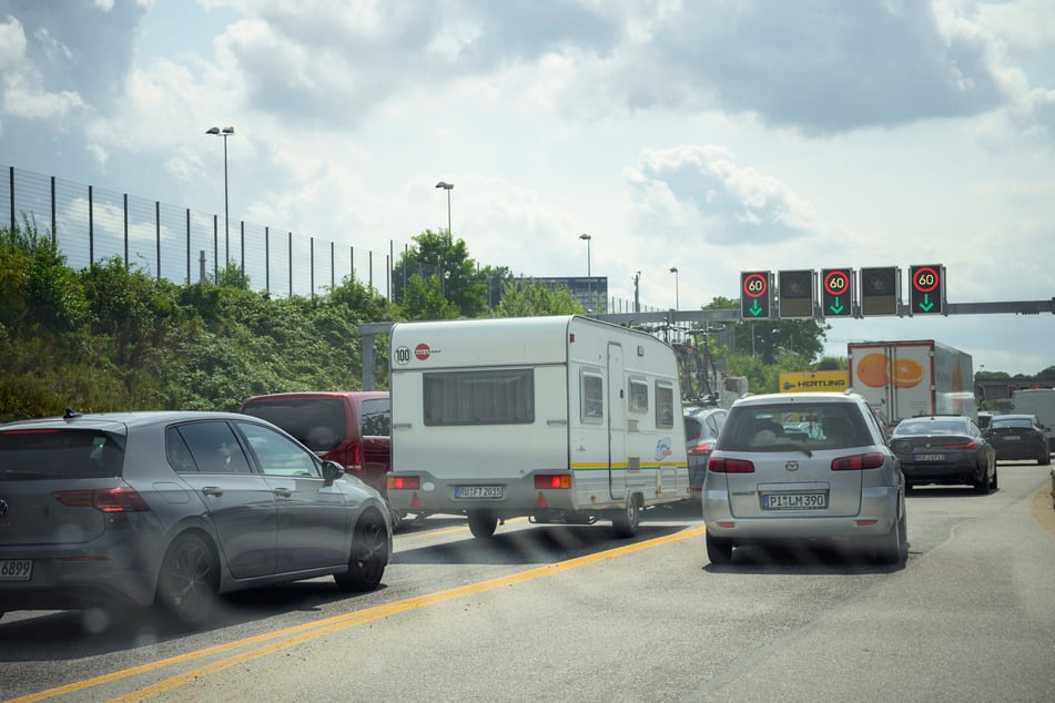 Vor dem Elbtunnel staut es sich. Die Bergung des Lkws dauere noch bis in den Abend an. (Symbolbild)