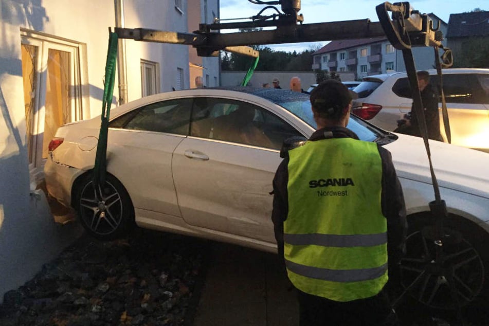 Der Mercedes musste nach dem Crash abgeschleppt werden.