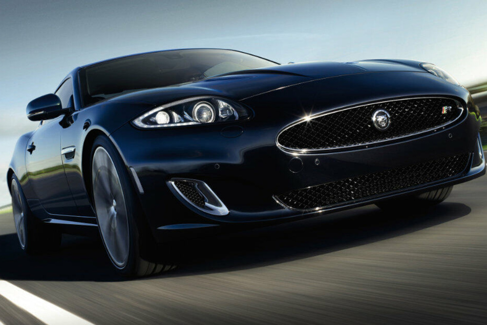 Ein Jaguar vom Modell XKR krachte in mehrere Altglascontainer. (Symbolbild)