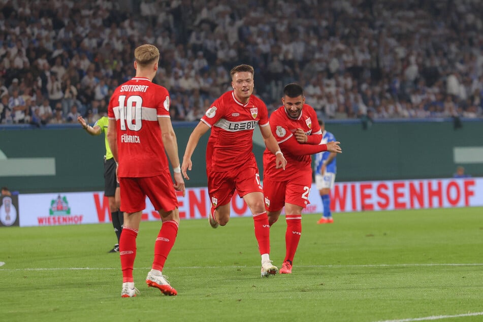 VfB-Torschütze Dzenan Pejcinovic (21, Mitte) lässt sich von seinen Teamkollegen feiern.