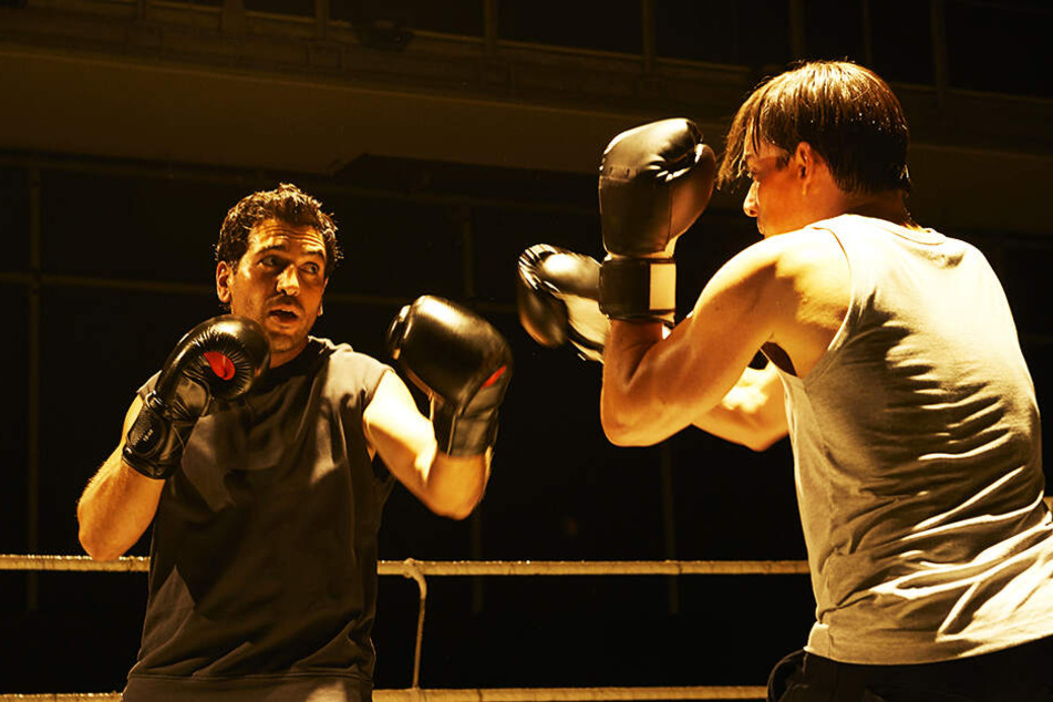 Caspar Leinen (l., Elyas M'Barek) boxt, um den Kopf freizubekommen.