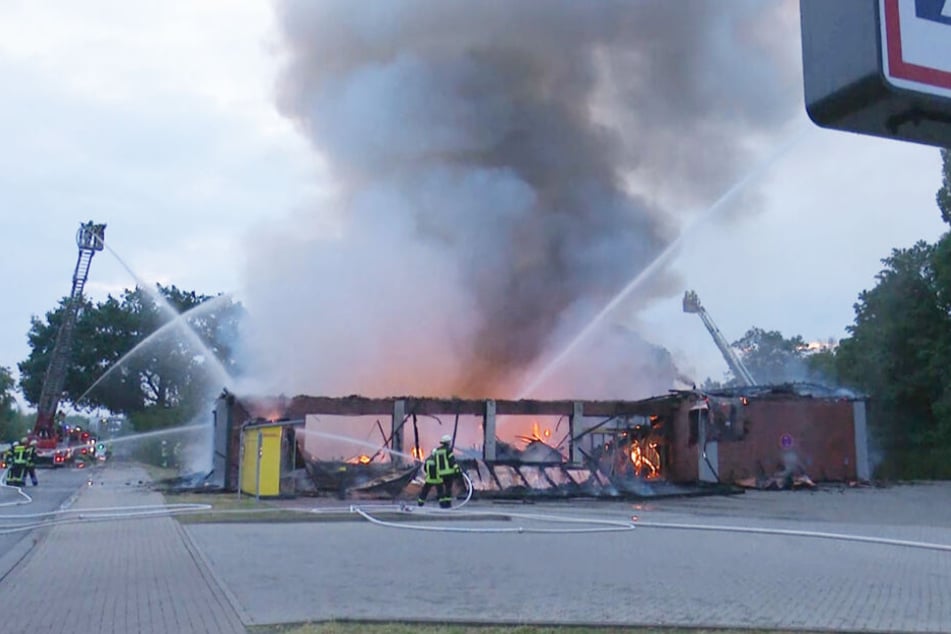 Feuerwehrleute löschen den brennenden Supermarkt in Celle.