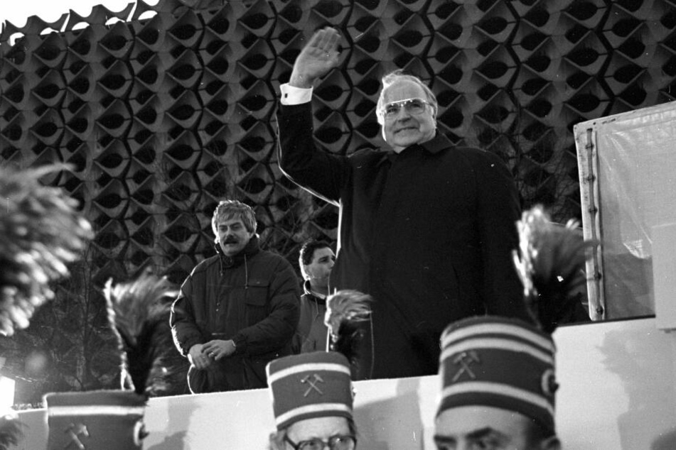 Helmut Kohl am 1. März 1990 vor der Chemnitzer Stadthalle.