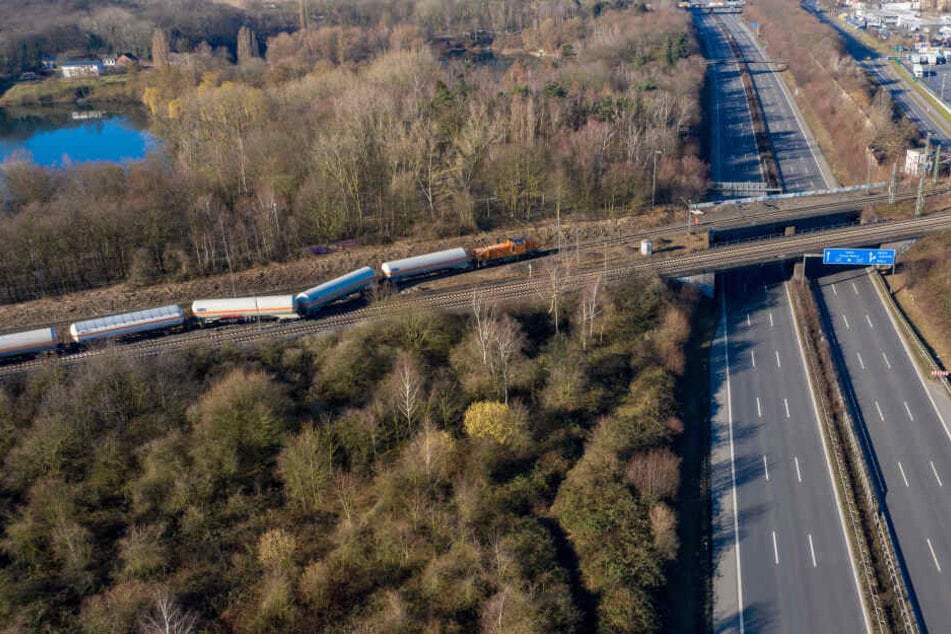 Die Unfallstelle liegt direkt an der A40 bei Moers westlich von Duisburg.