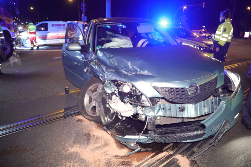 Der Mazda steht nach dem Unfall völlig zerstört auf der Straße.