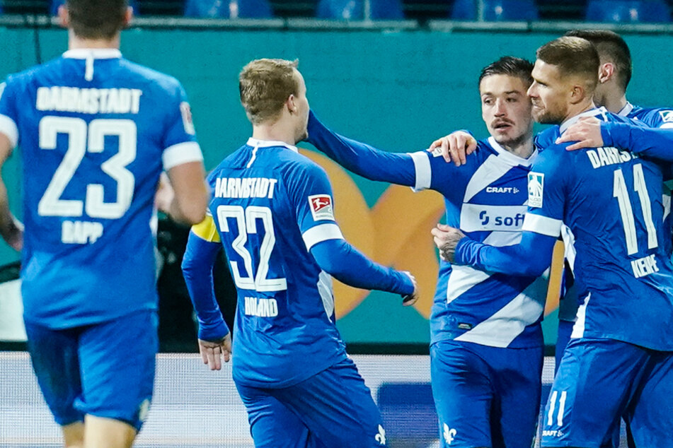 Darmstadts Torschütze Marvin Mehlem (3.v.r.) jubelt mit Mannschaftskollegen über das Tor zum 2:1.
