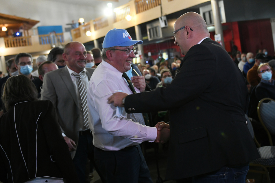 Zahlreiche Parteimitglieder gratulierten dem Bundestagsabgeordneten Stephan Protschka (43, r.) zum neuen Vorsitz der AfD Bayern.