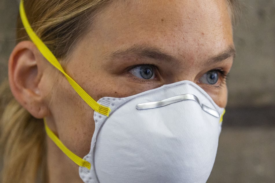 Bar Refaeli mit Mundschutz vor Gericht.