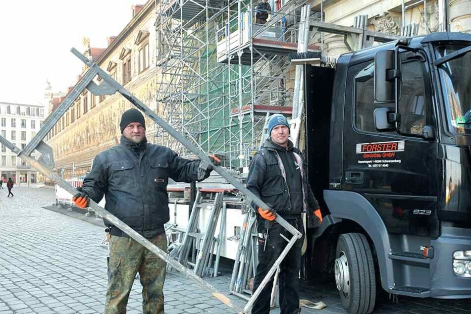 Die Gerüstbauer Stefan Prillwitz (30) und Marcel Schmidt (43) halten sich bei der Arbeit durch dauernde Bewegung warm.