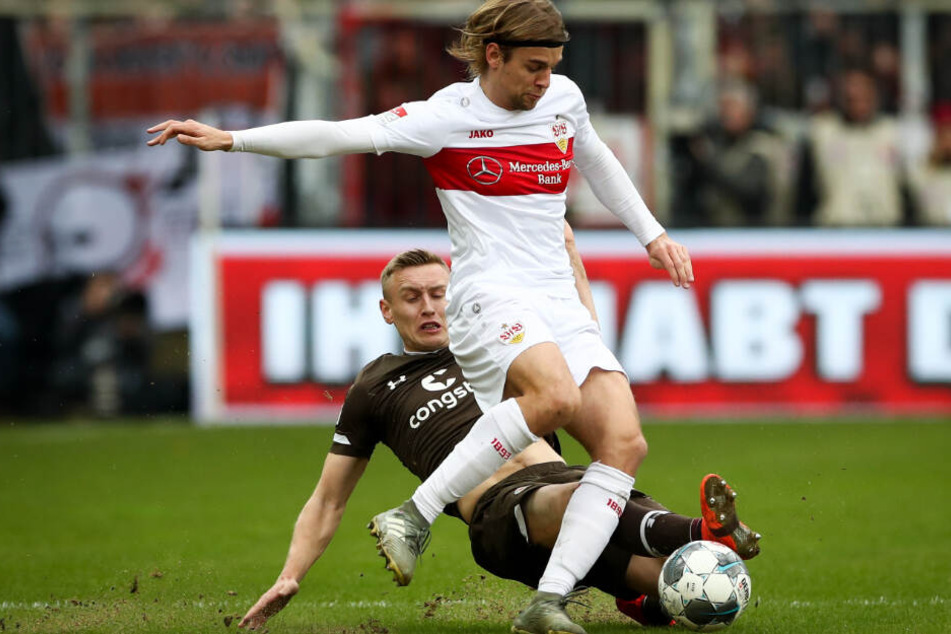 St. Paulis Sebastian Ohlsson (l) und Stuttgarts Borna Sosa im Zweikampf um den Ball.
