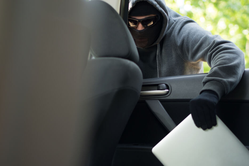 In Schneeberg klauten Unbekannte unter anderem einen Laptop aus einem Auto (Symbolbild).