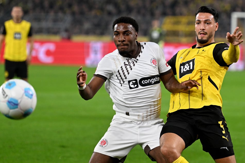 Oladapo Afolayan (l) hatte Rami Bensebaini halbwegs im Griff, vor der Pause traf der Außenverteidiger der Borussia aber zur Führung.