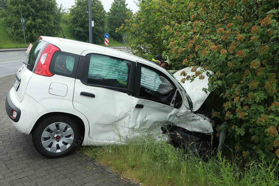 Der Fiat war nach dem Zusammenprall vorne komplett zerstört.