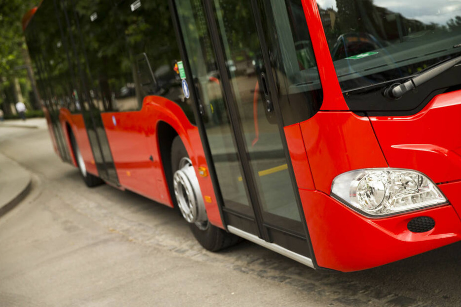 Scheinbar handelt es sich bei dem wegen des Sexualdeliktes angeklagten um einen Busfahrer.