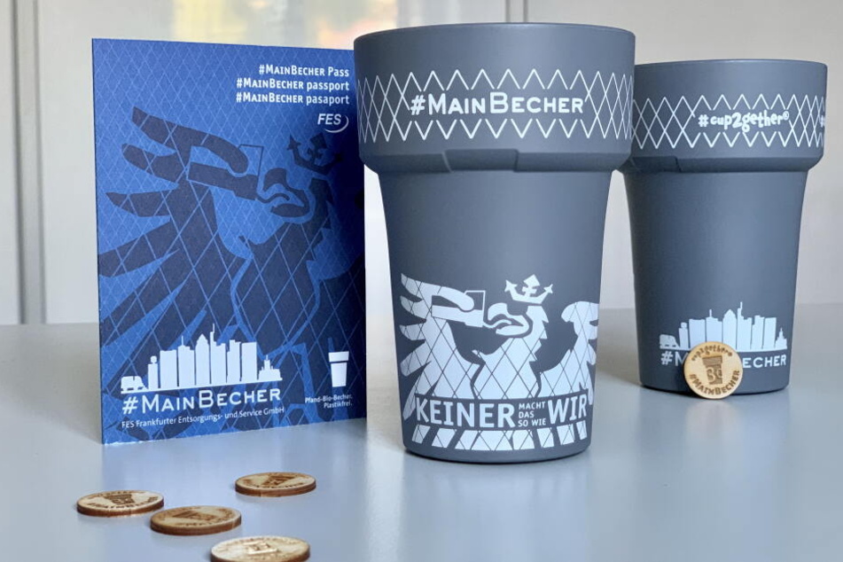 Die Pfandbecher bestehen aus einem Abfallprodukt der Papierherstellung.